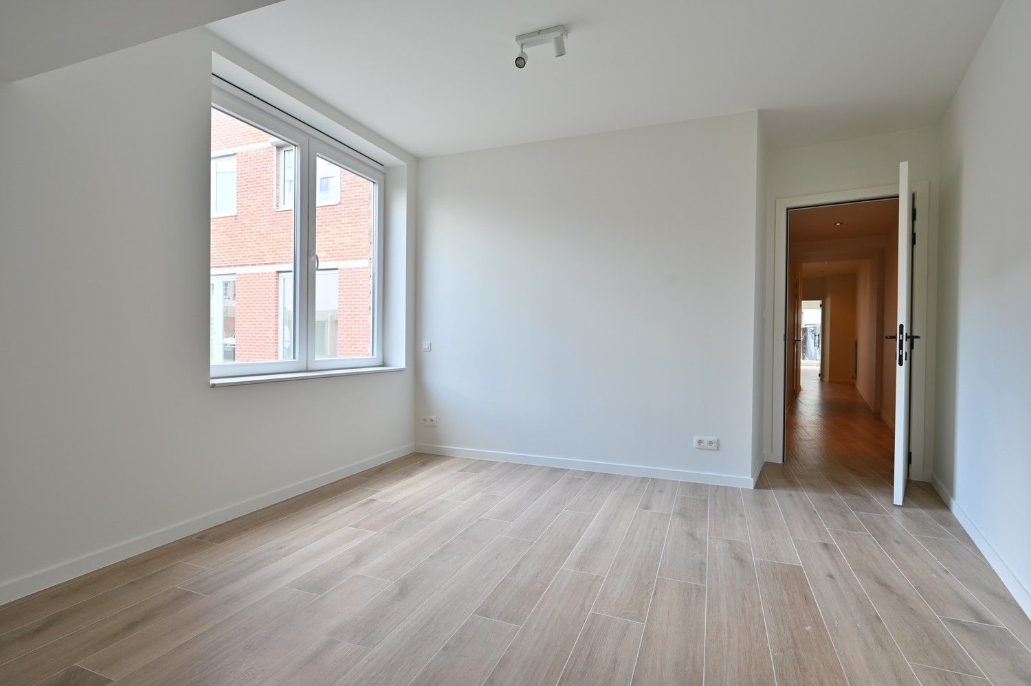 Instapklaar, volledig gemoderniseerd gelijkvloers-appartement met 2 slaapkamers en met een privé terras (14 m²), op slechts 150m van de Grote Markt van Sint-Truiden. foto 9