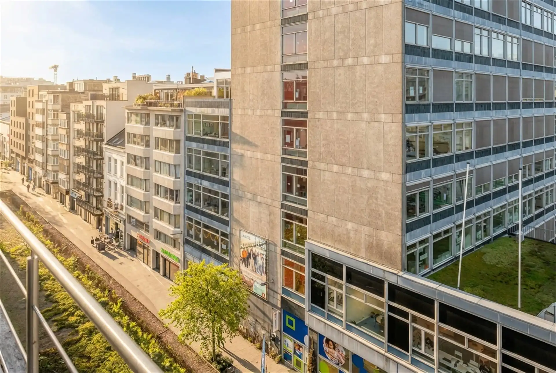 Urban Sky Living: Bright Top-Floor Apartment with Terraces. foto 12