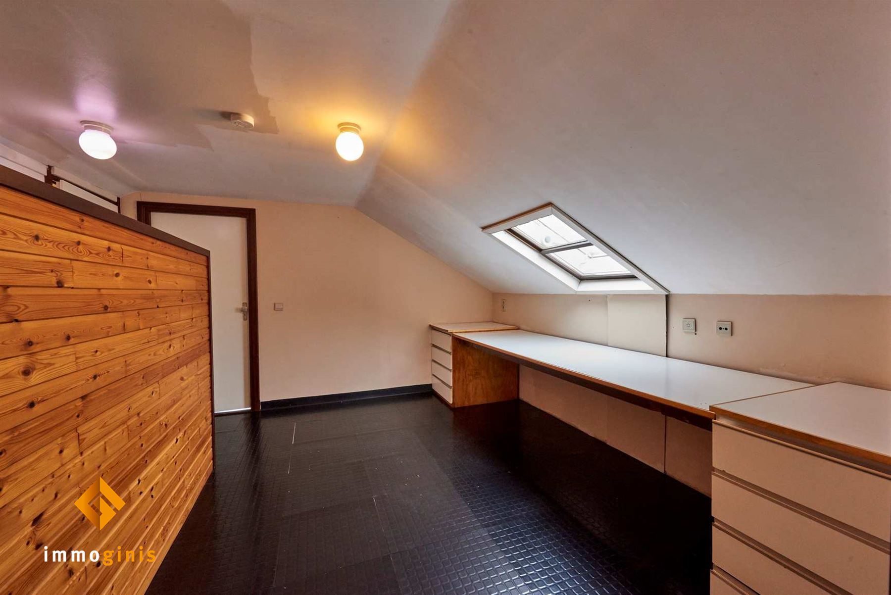 Verrassend ruime, op te frissen woning met 3 slaapkamers op perceel van 6a57ca. foto 9