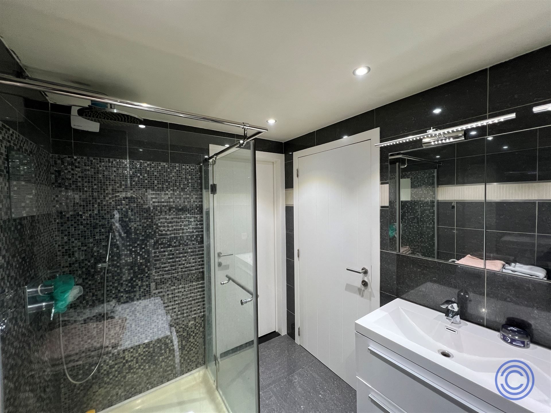 Pand met prachtig authentieke gevel bestaande uit 4 1-slpk app'en op het Eilandje foto 9