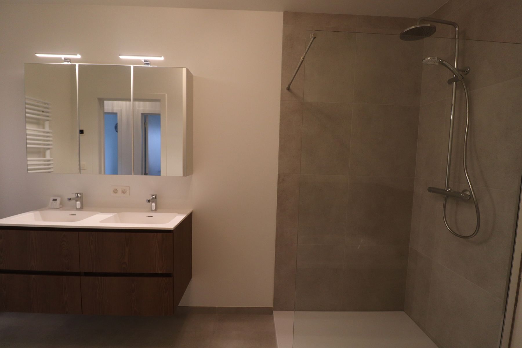 Nieuwbouwwoning met 3 slaapkamers, zolder, tuin en 2 autostaanplaatsen. foto 12