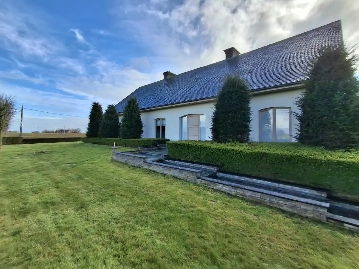 KARAKTERVOLLE VILLA MET LANDELIJKE VERGEZICHTEN IN KANEGEM foto {{pictureIndex}}