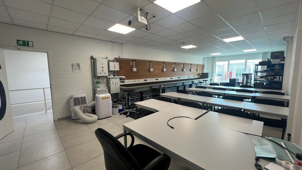 Loods met kantoren te huur in haven van Gent foto 16