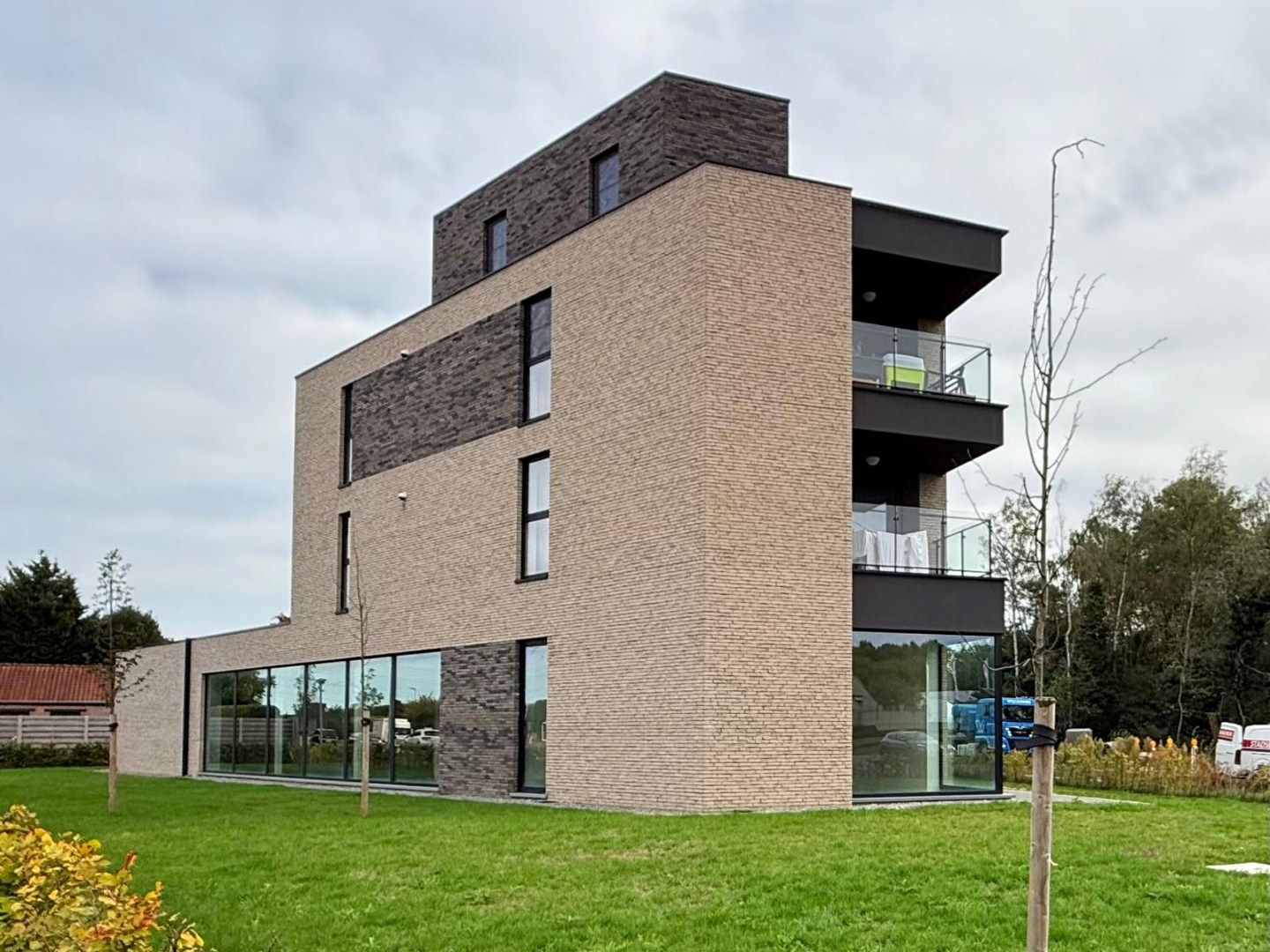 Centraal gelegen commerciële ruimte van 300 m² in Ham met parkeergelegenheid foto 2