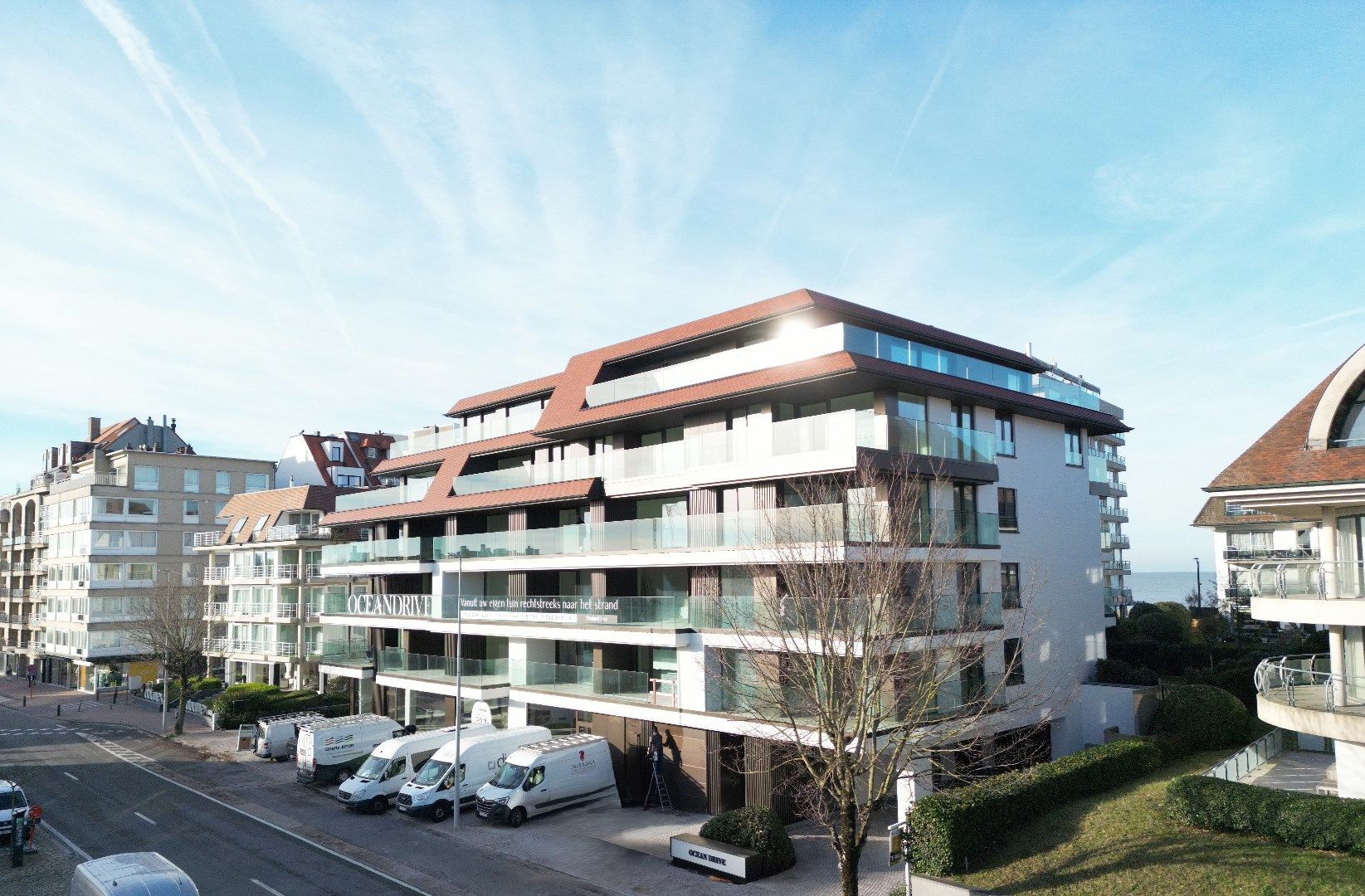 Zeer breed en zuid gericht appartement met grote zonneterrassen en een tuin van 124m² foto {{pictureIndex}}