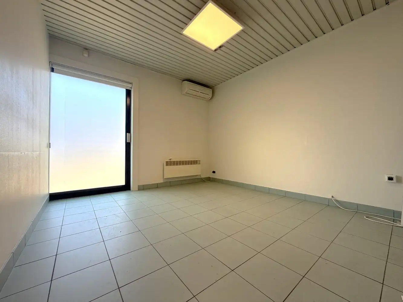 Ruim handelspand (161m²) op topligging in Torhout! foto 15