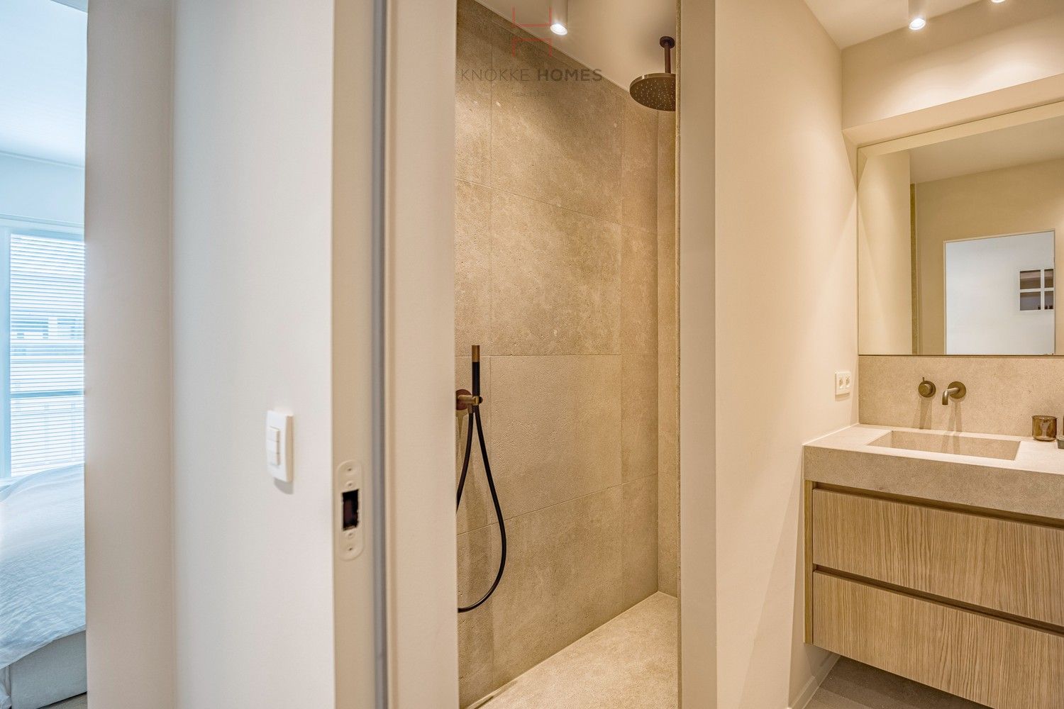 Volledig vernieuwd appartement met drie slaapkamers op de zeedijk van Duinbergen foto 18