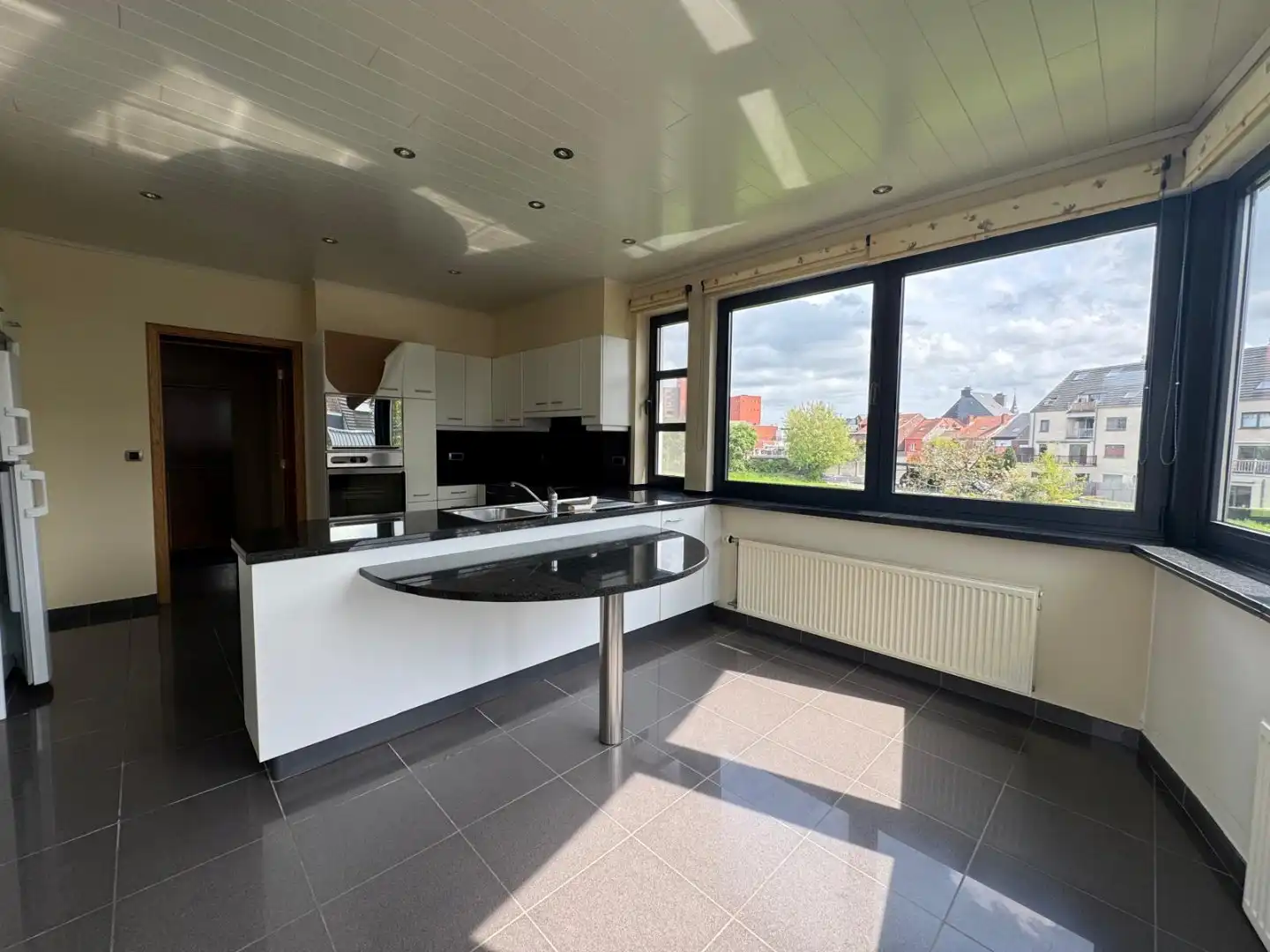 TE HUUR - Op zoek naar een ruim appartement in hartje Merchtem? Welkom Home! foto 11