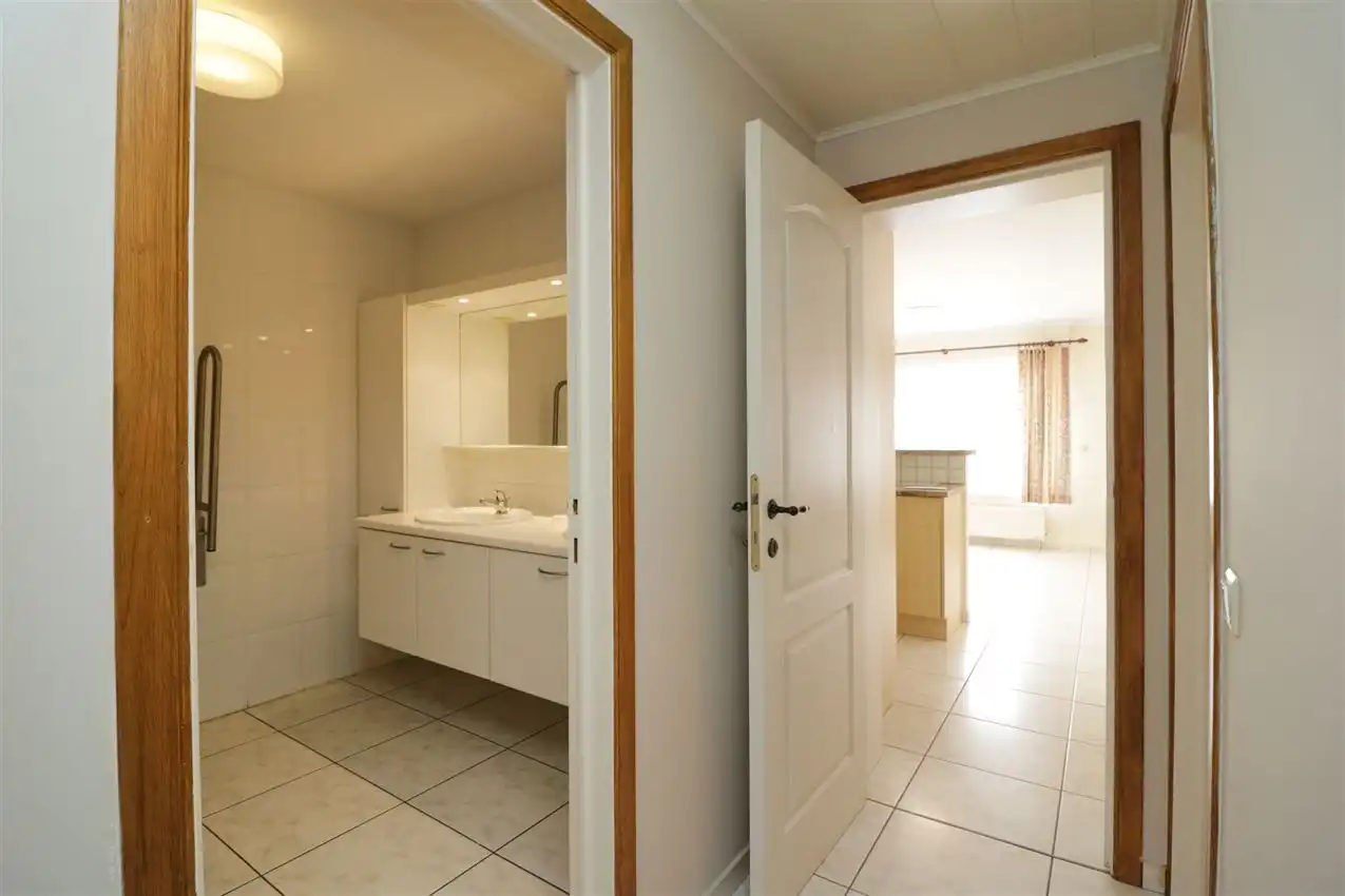 Gelijkvloers wonen met tuintje en autostaanplaats in centrum foto 17