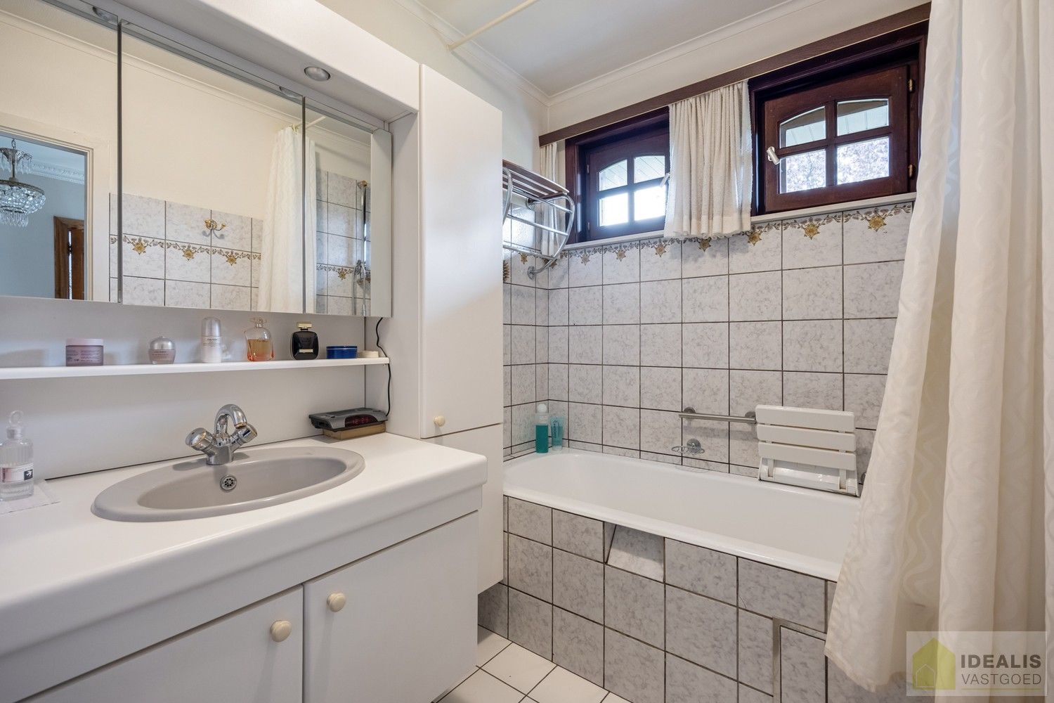 Aangename karakterwoning op fijne locatie te Pelt. Deze woning omvat maar liefst +-124m² netto bewoonbare oppervlakte op een perceel van 7a 36ca met een ruime woonkamer, 3 slaapkamers, badkamer, wasplaats en eventueel af te werken zolder vlakbij de dorpskern van Pelt! Uiterst geschikt voor kandidaten op zoek naar een betaalbare doch instapklare woning. foto 20