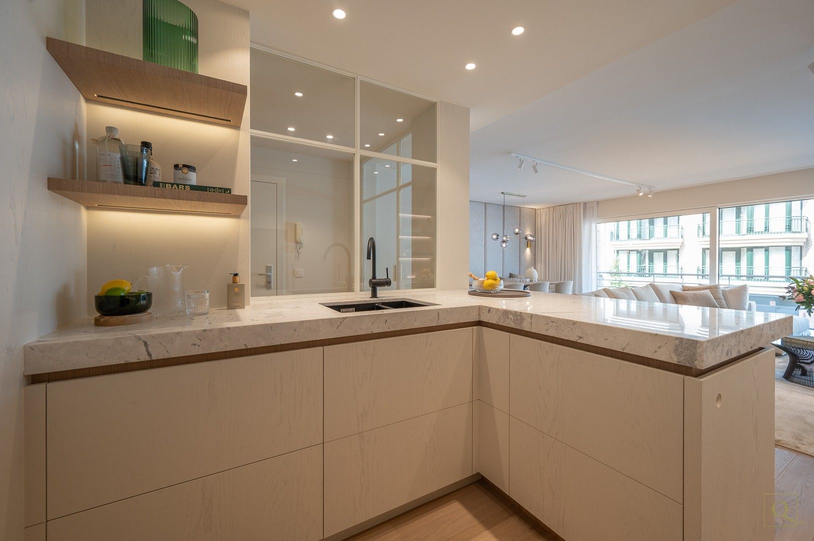 High-end gerenoveerd appartement gelegen op wandelafstand van het strand en de winkels. foto 12