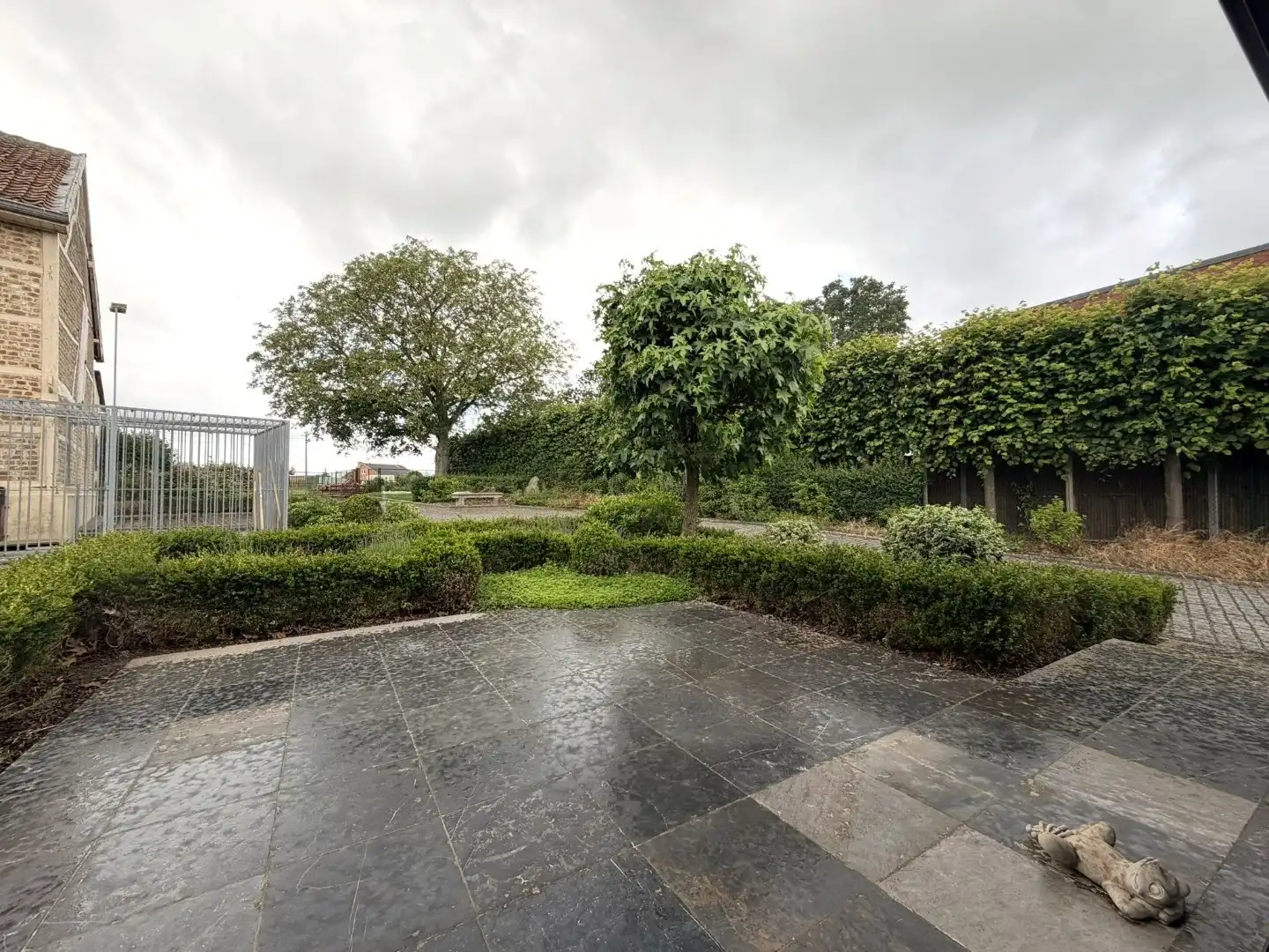 Bijzonder charmante benedenwoonst met 1 slaapkamer, veranda, terras en twee autostandplaatsen foto 31