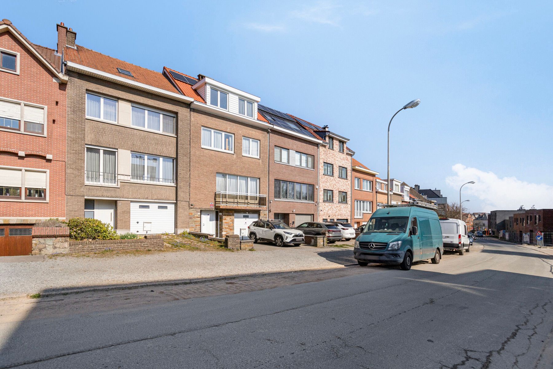 Ruime gezinswoning met 3 slaapkamer, tuin en garage foto 2