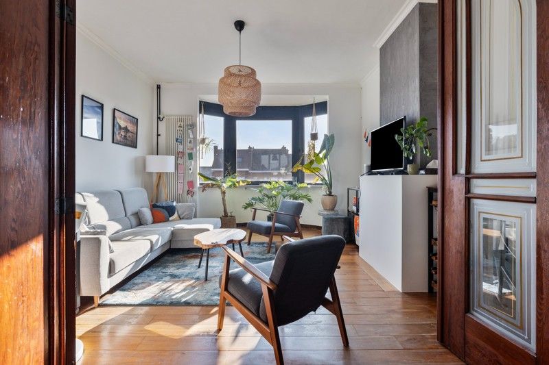 Ruim lichtrijk en karaktervol appartement dicht tegen het centrum foto 5