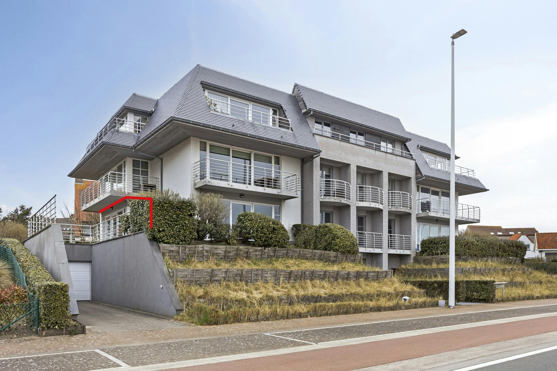 Appartement met 2 slaapkamers en zonnige tuin in Sint-Idesbald foto {{pictureIndex}}