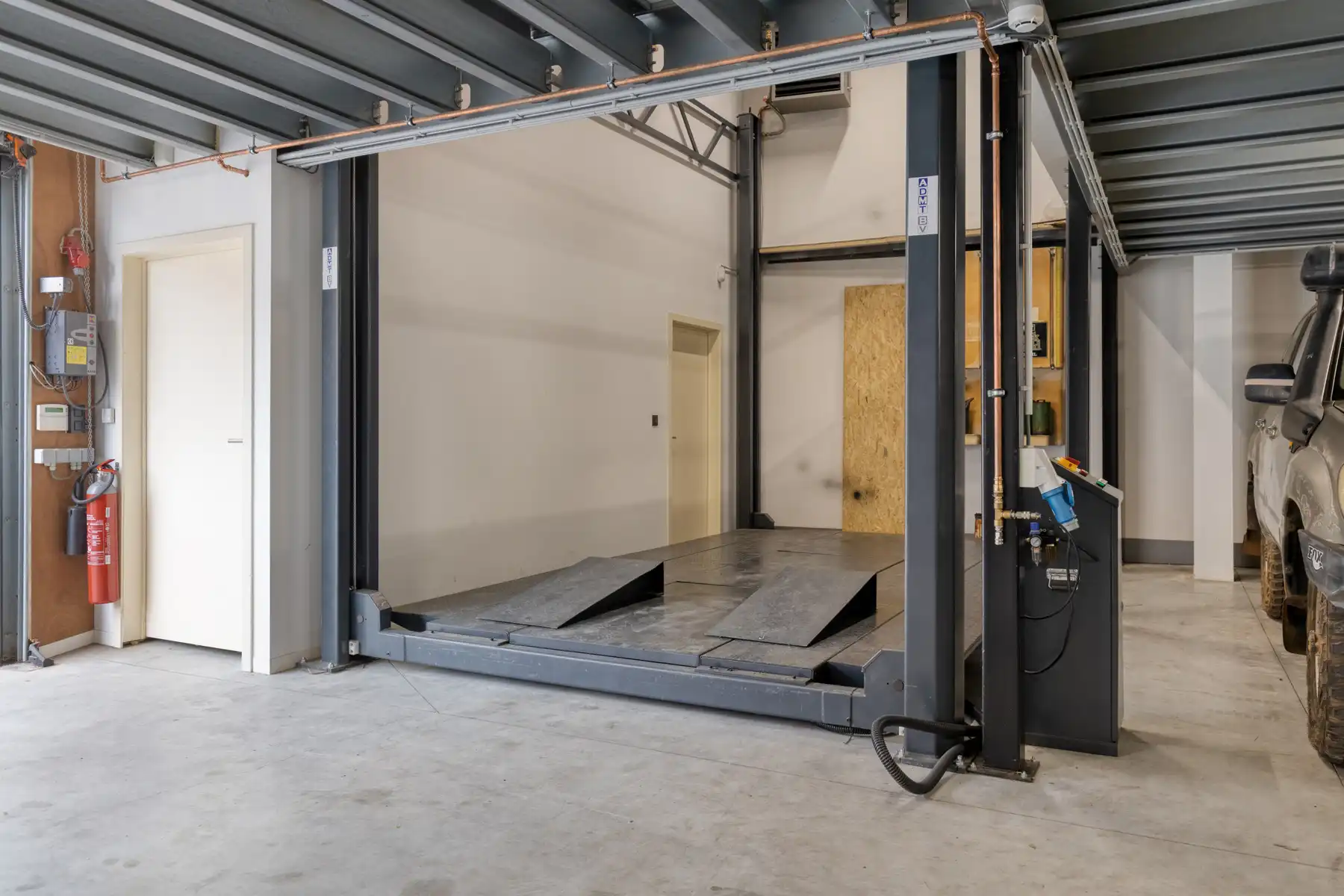 Recent vernieuwde loods met bovenliggend luxe appartement ! foto 16