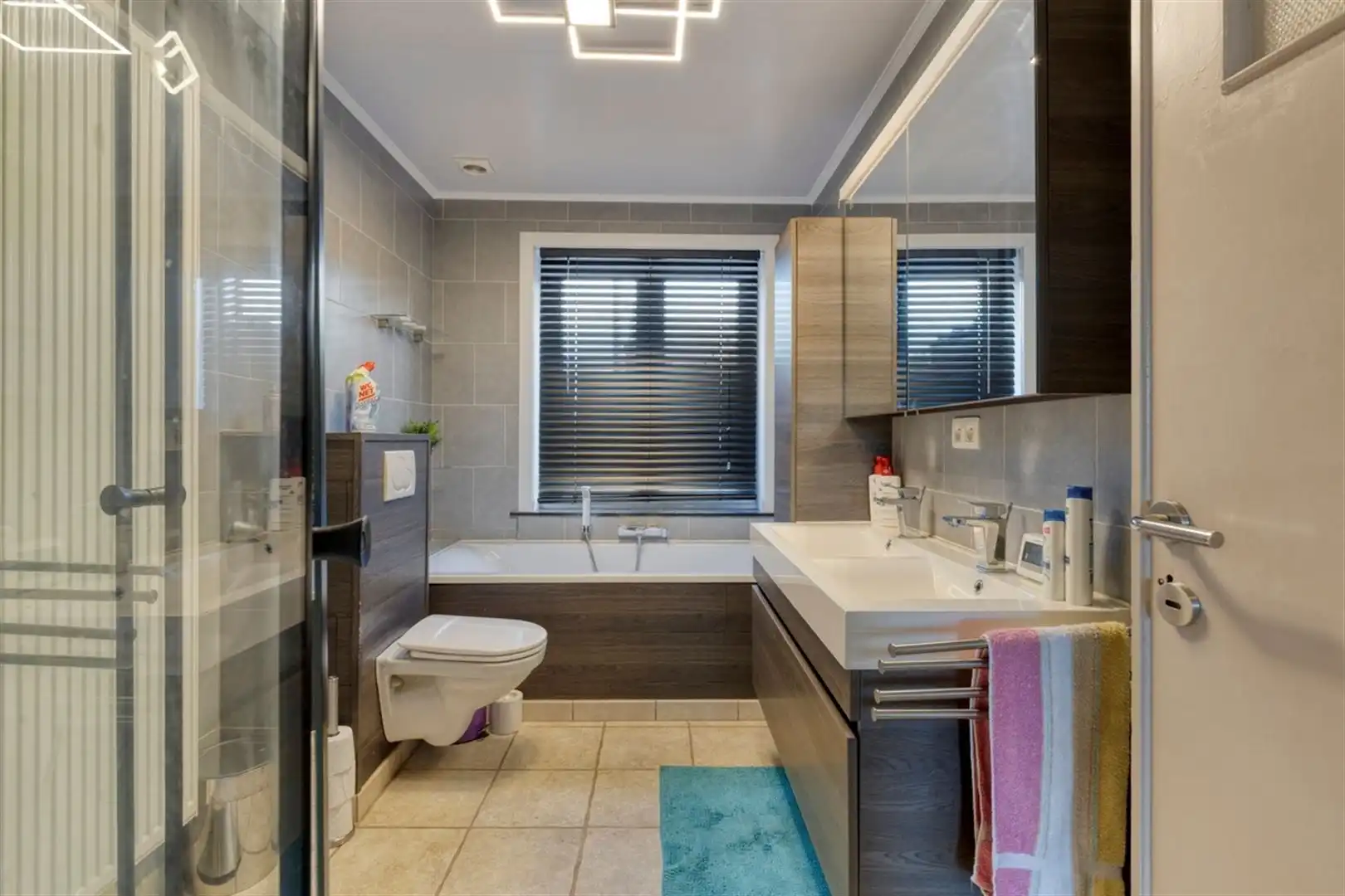 Goeddraaiende broodjeszaak met woning op toplocatie. foto 18