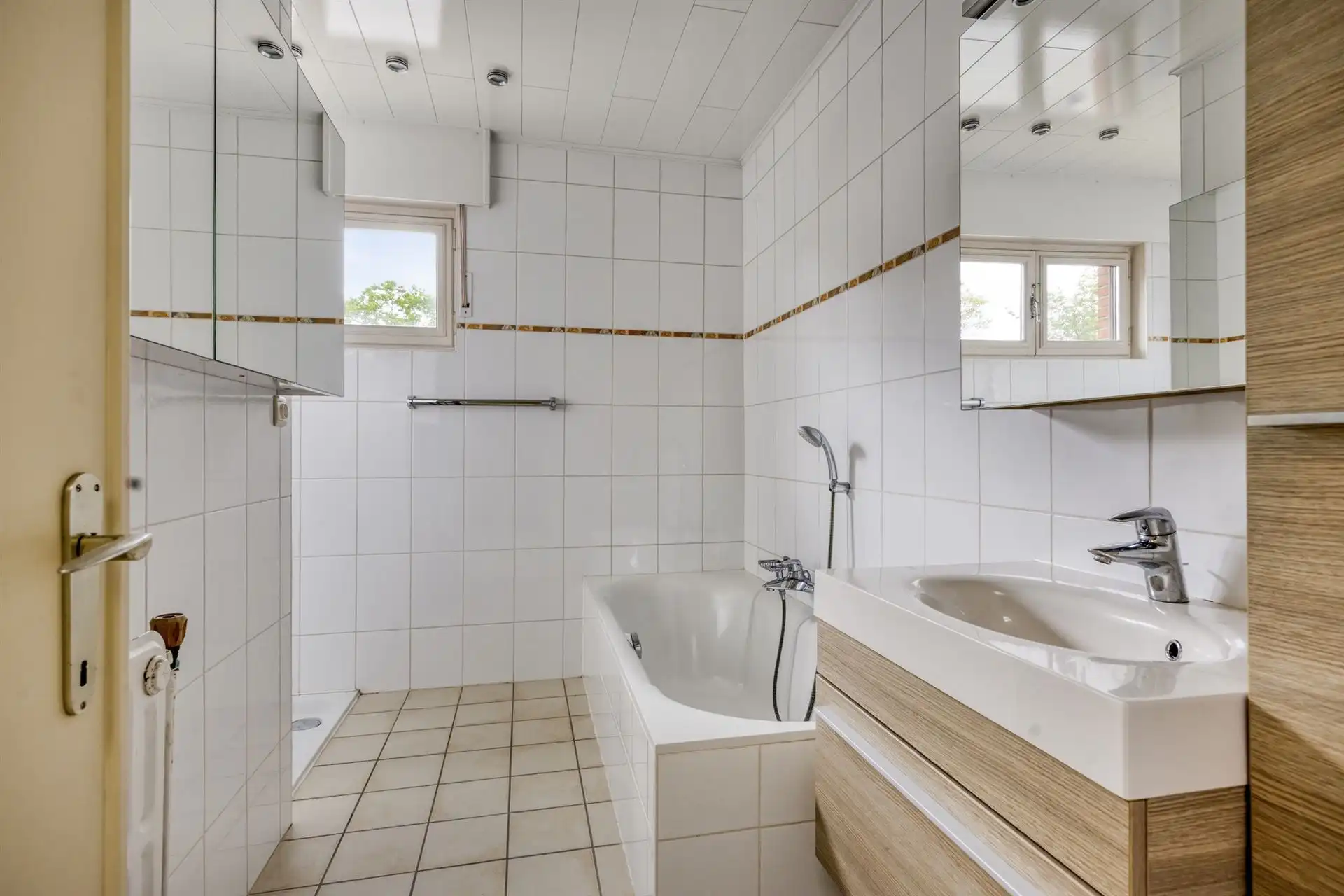 Woning met 3 slaapkamers, tuin en garage.  foto 12