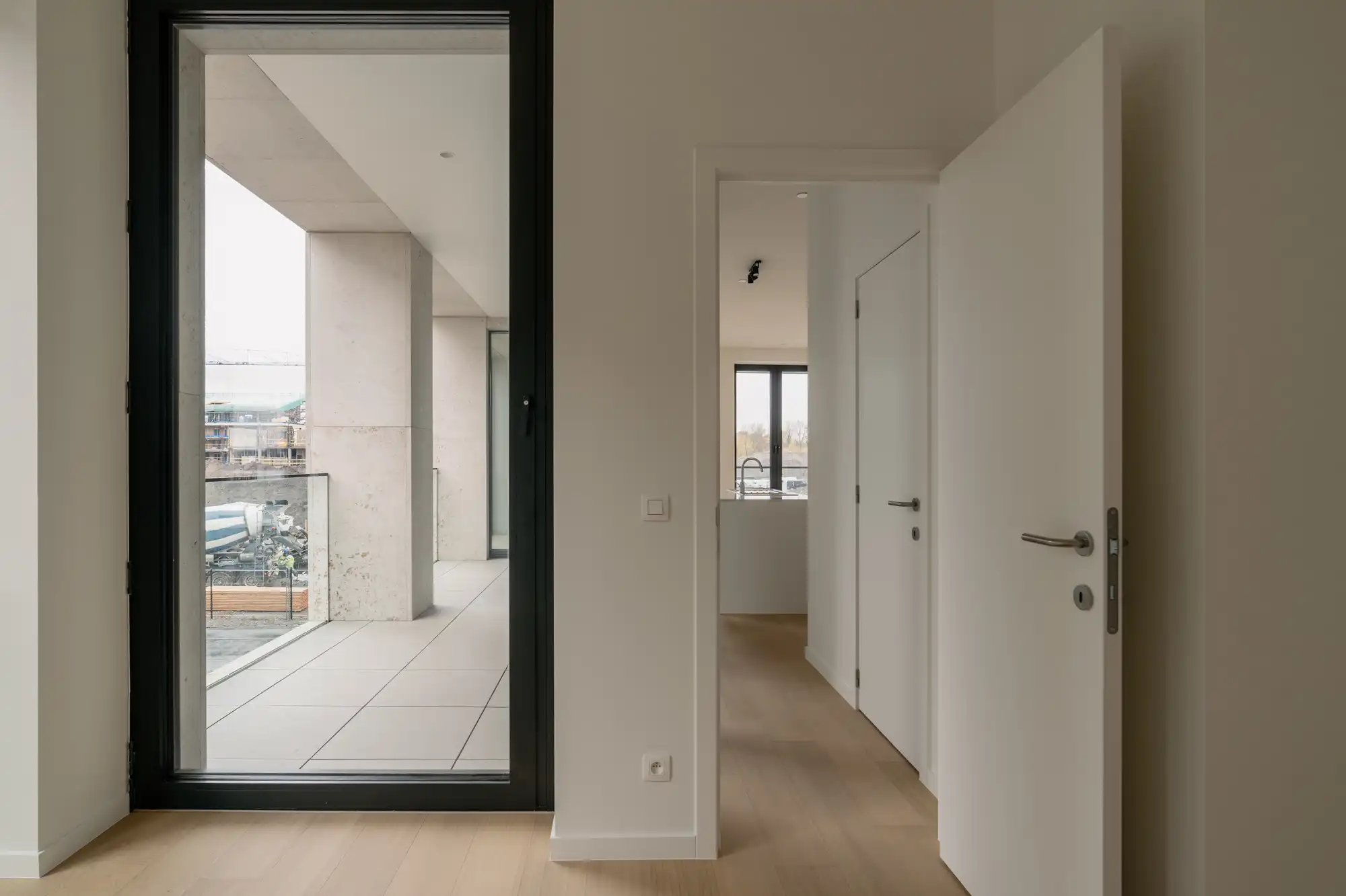 Max Dudler: uitgepuurde lijnen en Zwitserse precisie in een hoekappartement aan de Scheldekaaien. foto 11