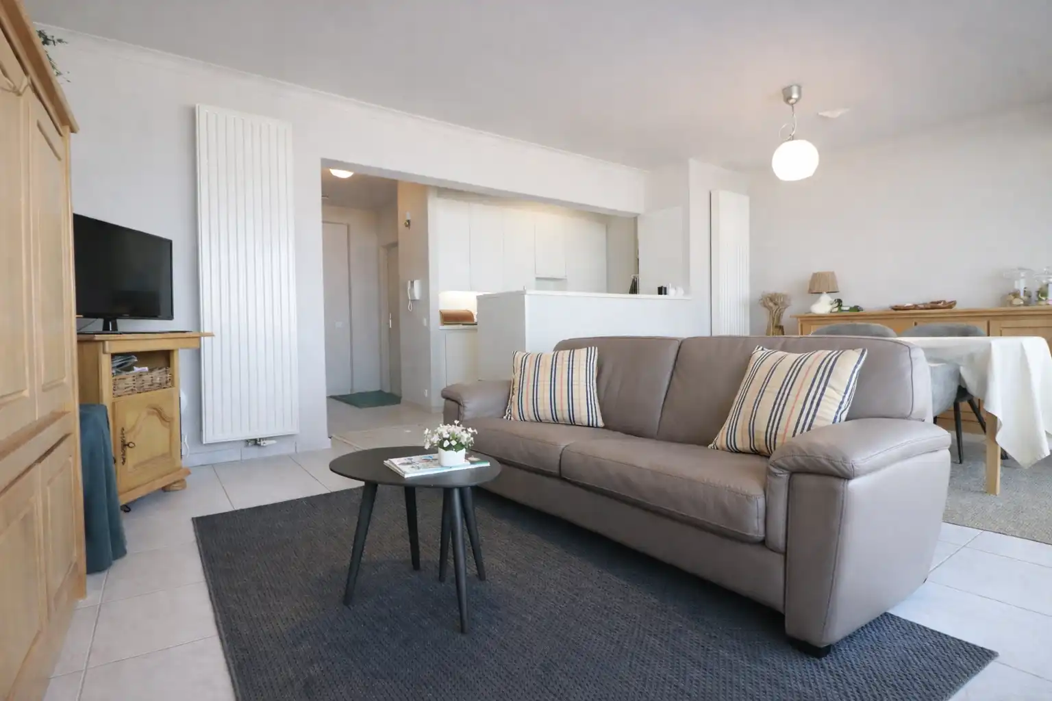 Bijzonder ruim (90 m²), hedendaags 2-slaapkamerappartement met prachtig frontaal zicht op zee.  foto 2