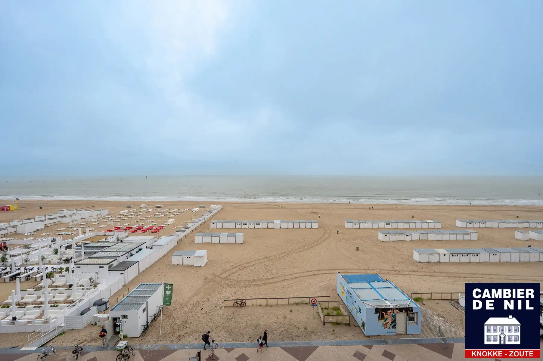 Mooi ongemeubeld appartement met frontaal zeezicht  foto 16