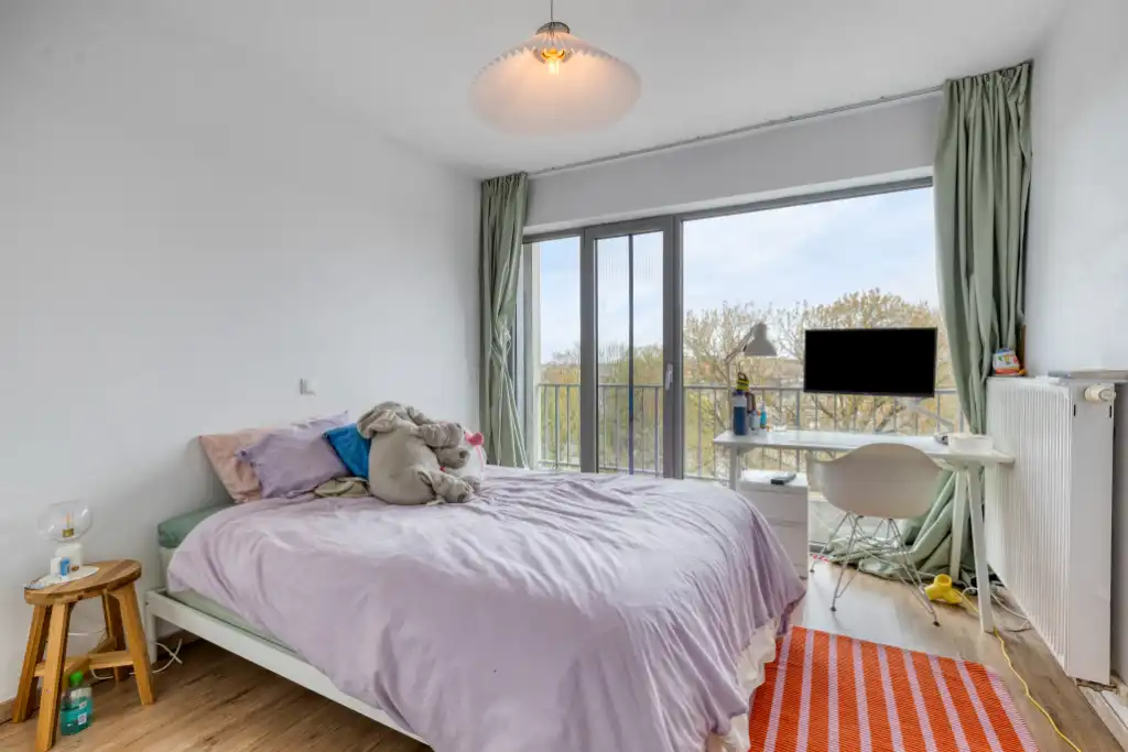 Ruim 3-slaapkamerappartement met zuidgericht terras en open zichten. foto 10