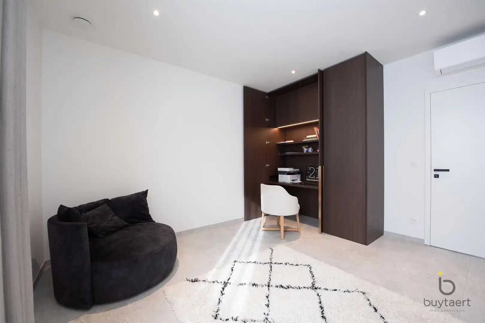 Knappe GELIJKVLOERSE villa + bijgebouw te Halle! foto 39