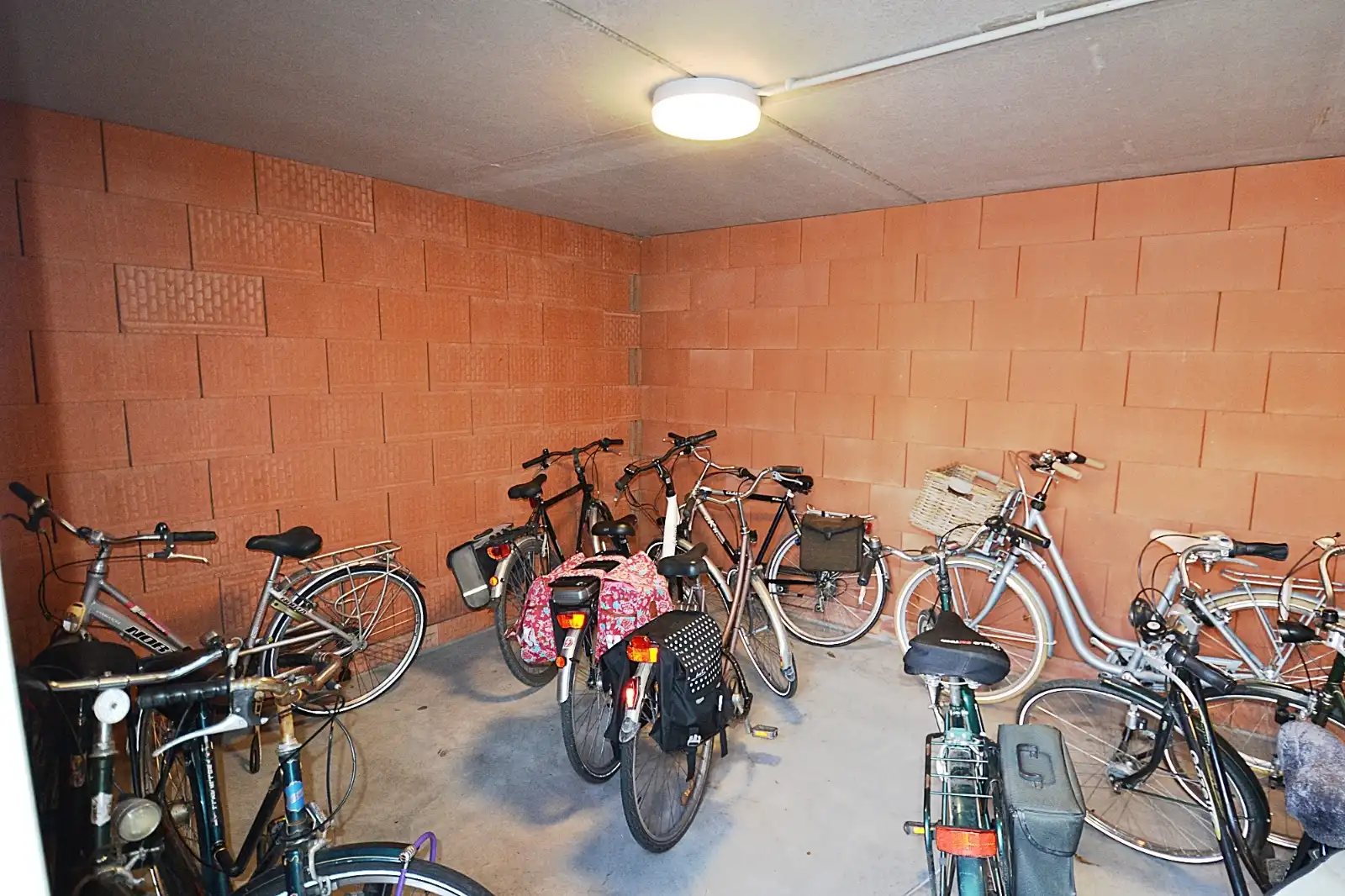 Instapklaar appartement met 2 slaapkamers en ondergrondse garage foto 14