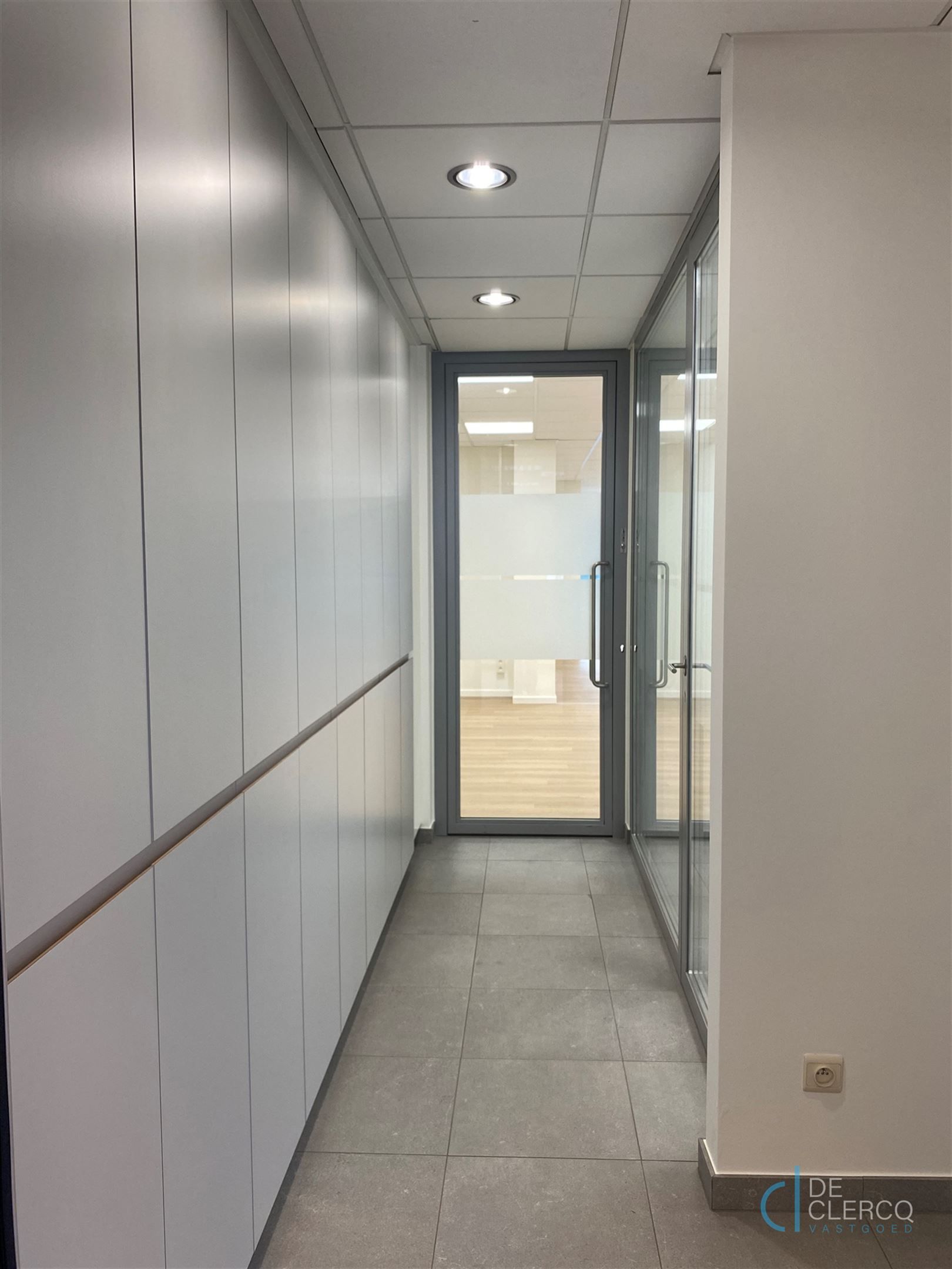 Nieuw, ruim kantoor met parking te huur centrum Lochristi!  foto 6