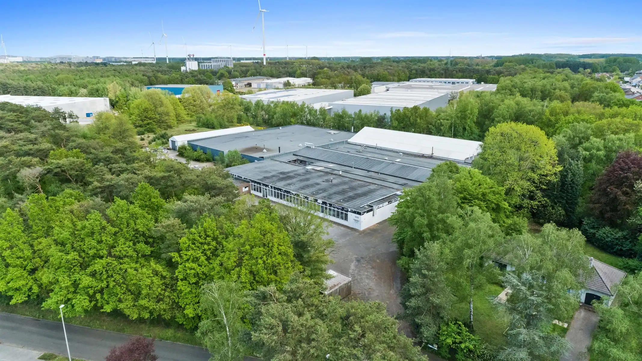 Industriegrond circa 25500 m² met bedrijfsgebouw en loods foto 6