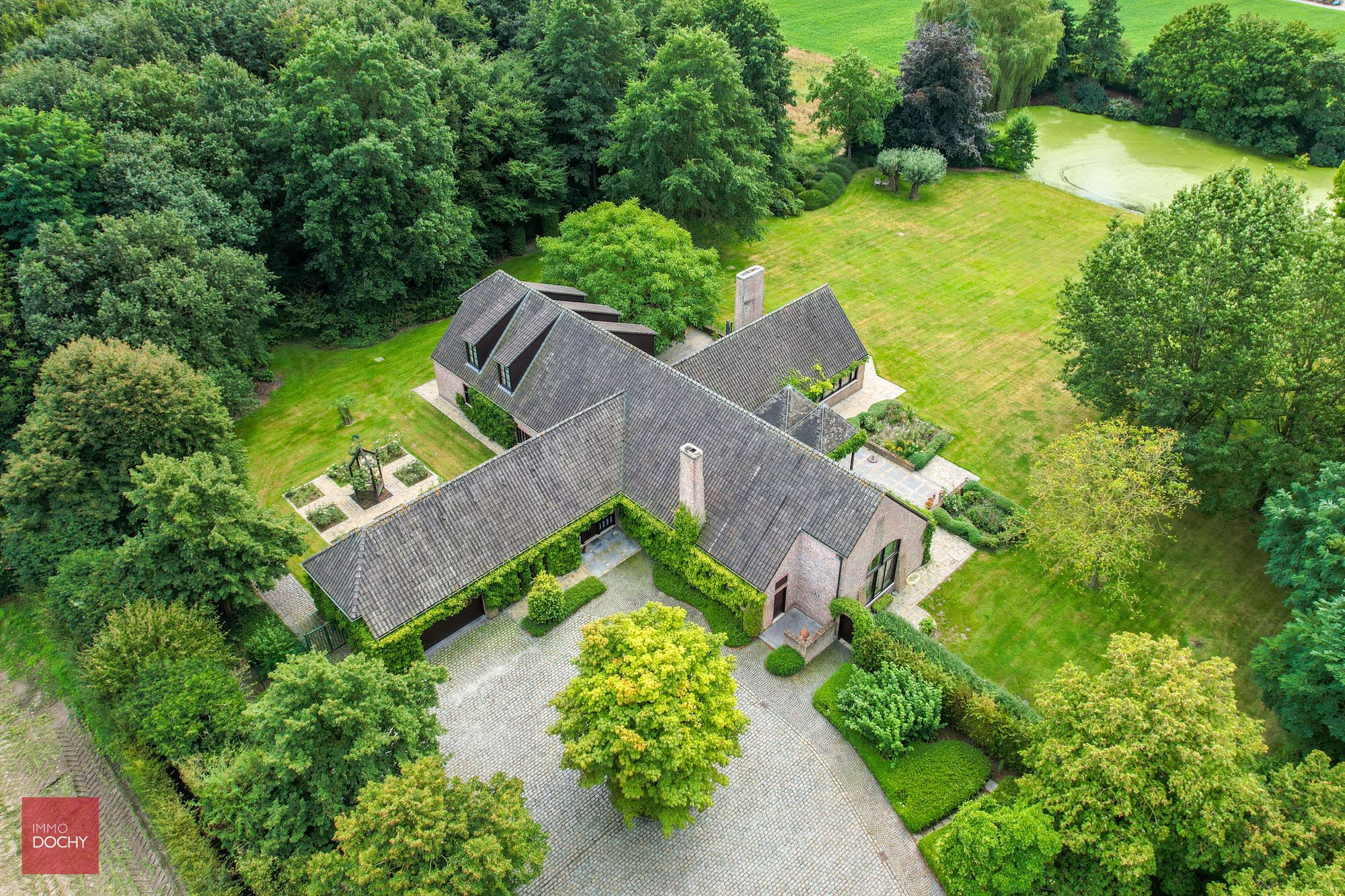 Ruim landhuis in prachtig domein van ca. 2ha foto 1