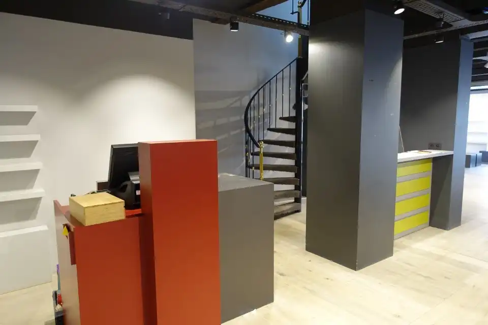 Ruime handelszaak (ca. 290m²) met grote visibiliteit foto 9