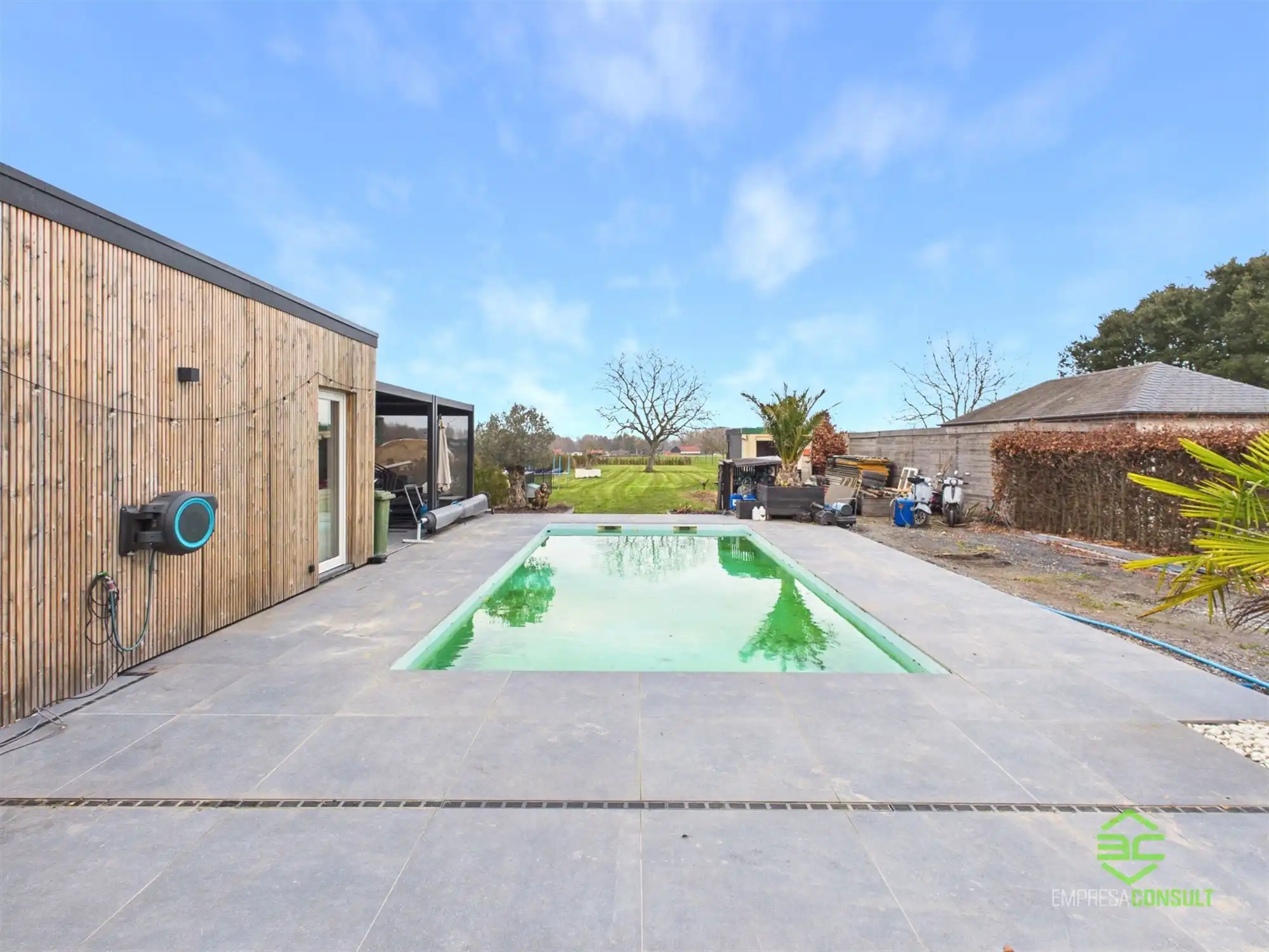 Instapklare gerenoveerde woning met zwembad op 22a 82ca! foto 28