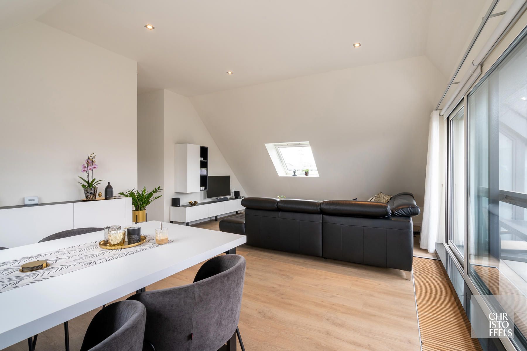 TE HUUR - Appartement met 2 slaapkamers én garagebox in het centrum van Lanaken! foto 9