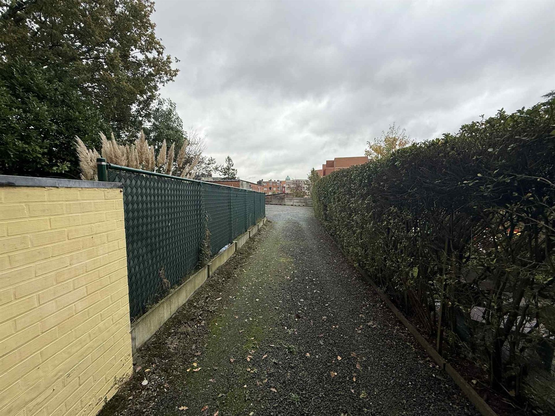 Ruime garage  met afstandsbediening. foto 5