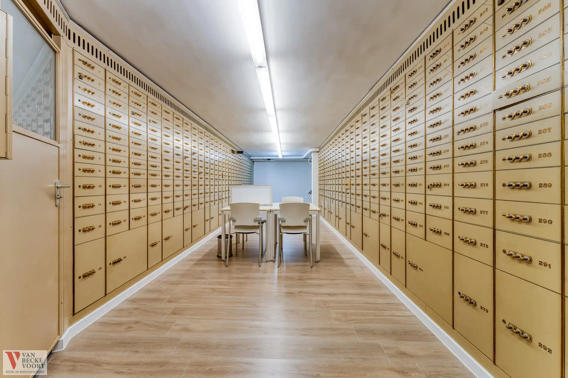 Handelsgelijkvloers 217m² + 6 autostandplaatsen foto 14