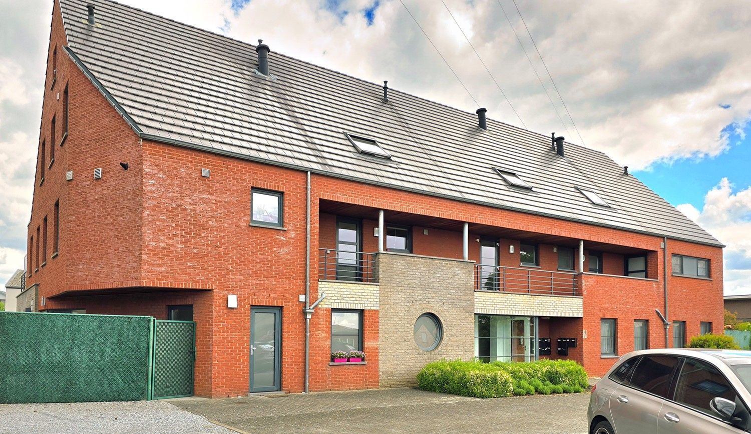 TE KOOP : instapklaar duplex-appartement met ruim terras en autostaaplaats te Heusden-Zolder foto {{pictureIndex}}