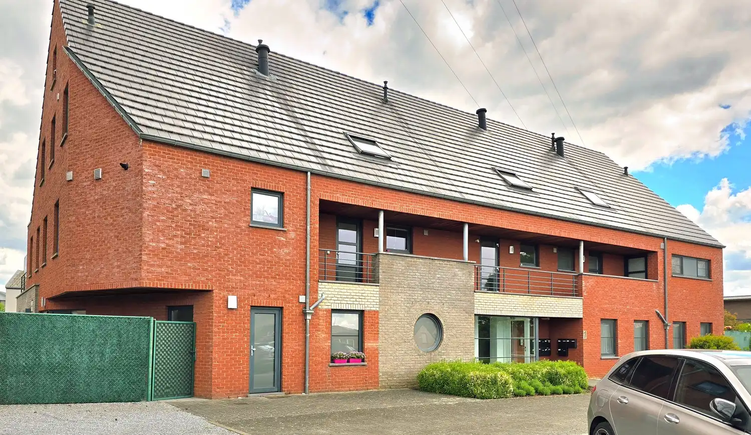 TE KOOP : instapklaar duplex-appartement met ruim terras en autostaaplaats te Heusden-Zolder foto {{pictureIndex}}