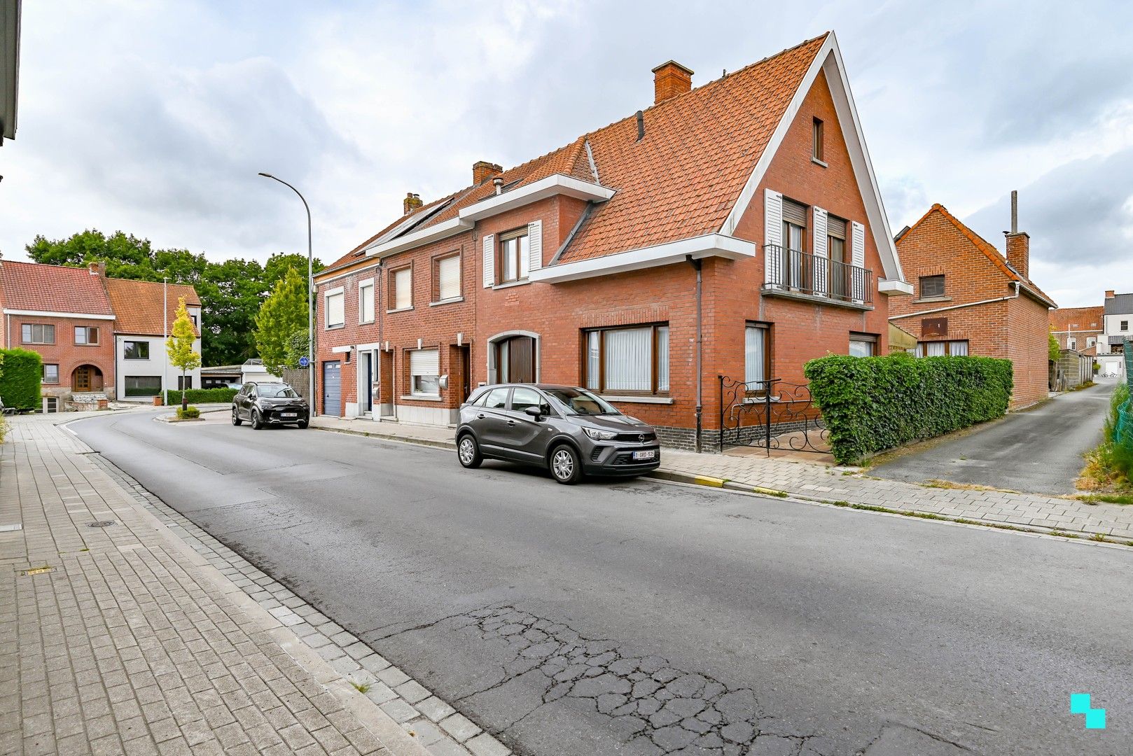 Charmante halfopen bebouwing met bijgebouw in hartje Emelgem foto 2