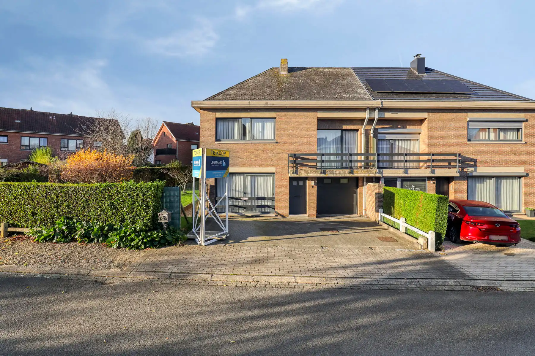 Leemans Immobiliën stelt u  deze centraal, maar toch bijzonder rustig gelegen woning in Dilbeek voor! foto {{pictureIndex}}