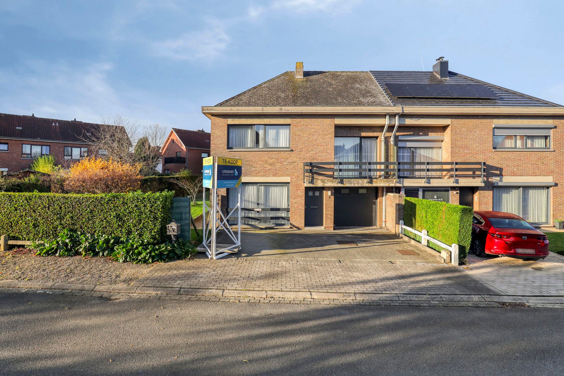 Leemans Immobiliën stelt u  deze centraal, maar toch bijzonder rustig gelegen woning in Dilbeek voor! foto 2