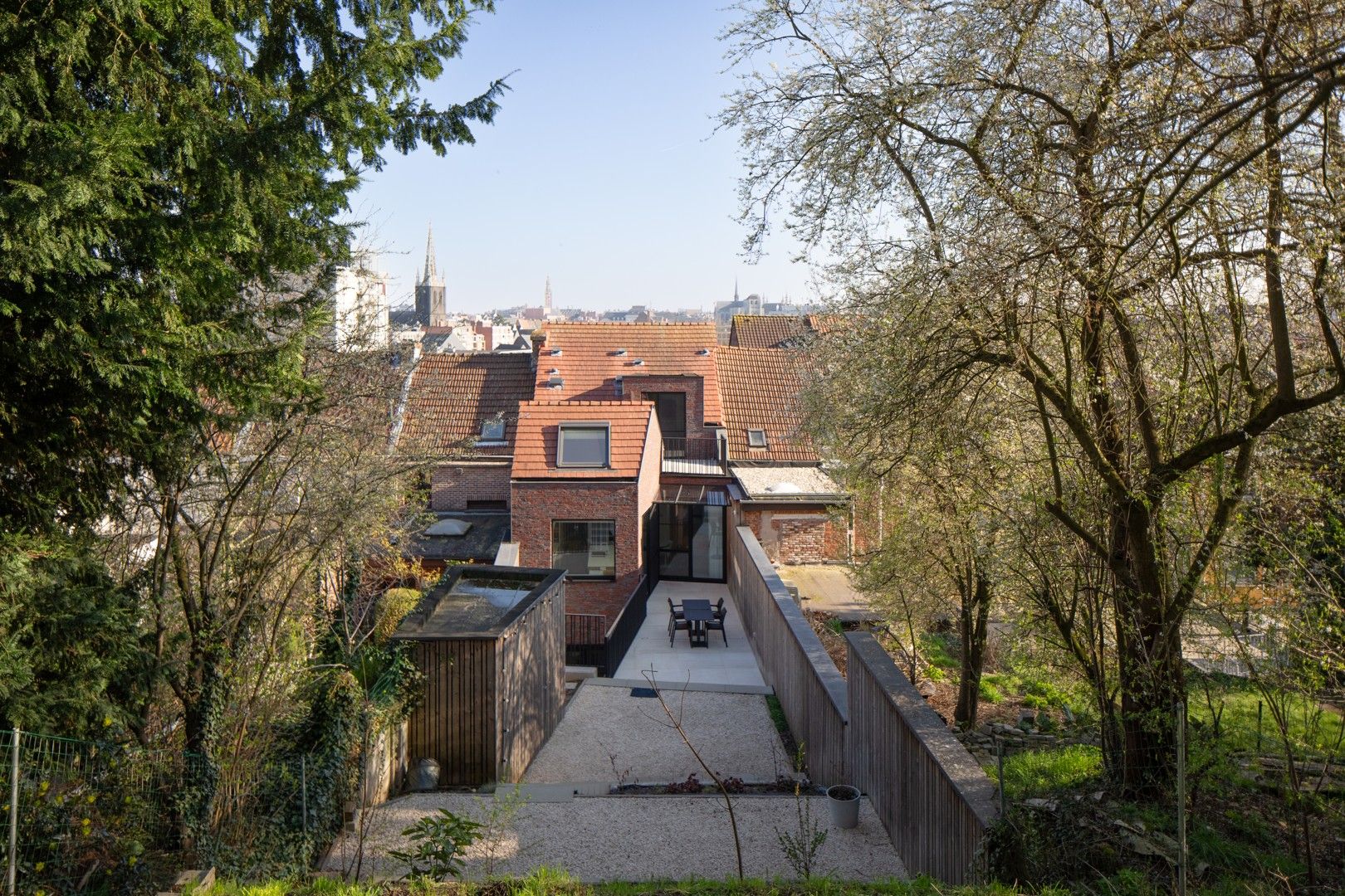 Hoogwaardige architecturale stadswoning met tuin en 2 opbrengstunits foto 3