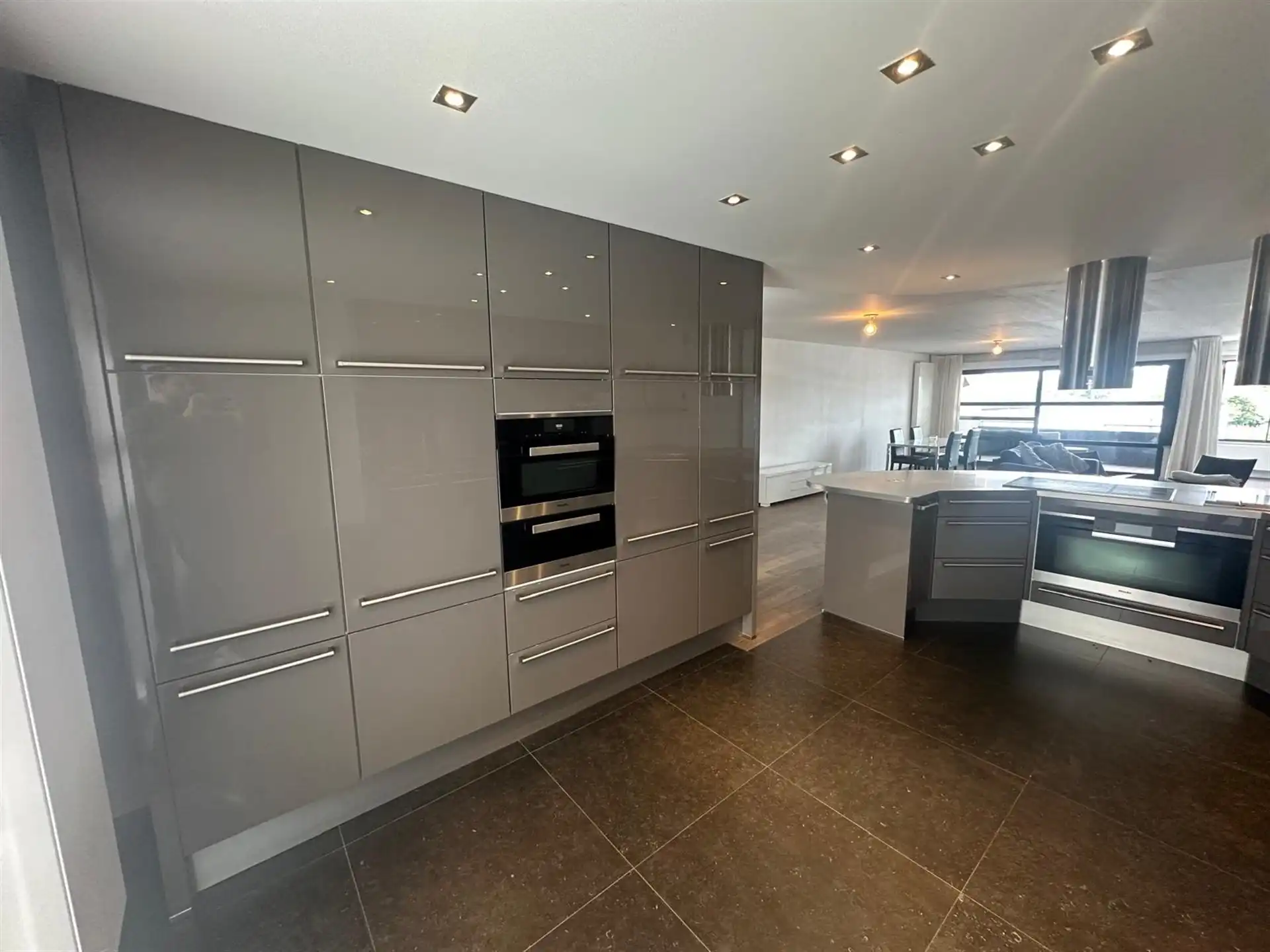 Stijlvol en lichtrijk appartement met twee terrassen en open uitzicht foto 5