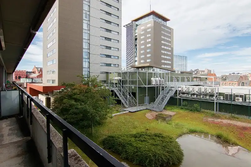 LICHT OP TE FRISSEN 2-SLAAPKAMERAPPARTEMENT MET GEMEENSCHAPPELIJKE PARKEERPLAATSEN VOOR BEWONERS OP TOPLOCATIE BINNEN DE KLEINE RING! foto 10