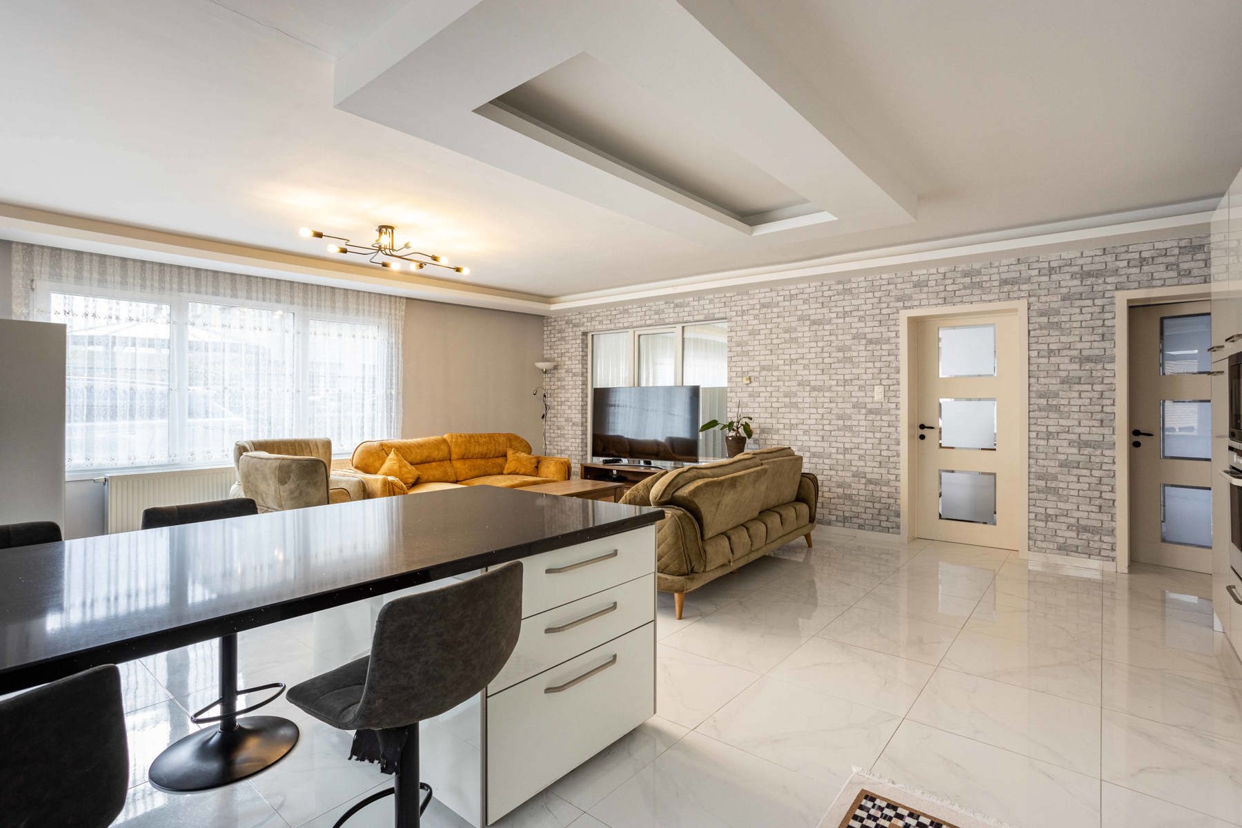 Instapklare HOB met 4 slaapkamers en tuin! foto 11