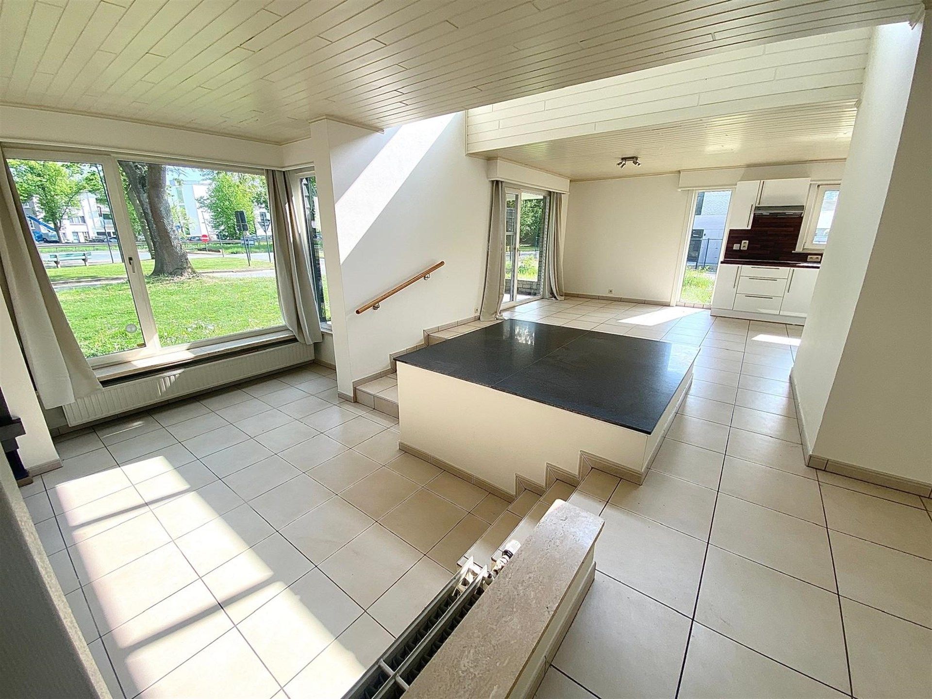 Ruime bungalow met twee slaapkamers en grote tuin foto 5