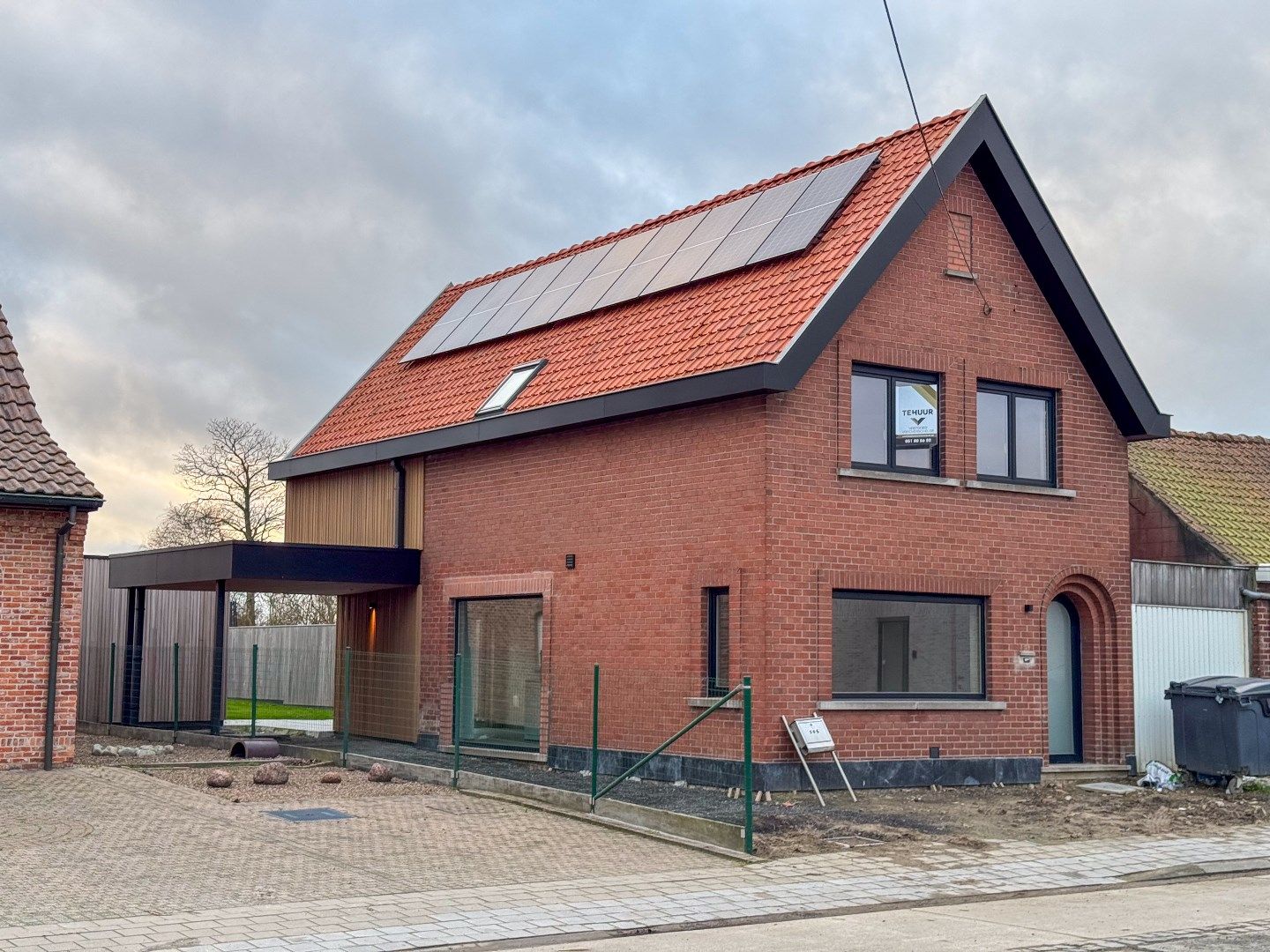 Volledig gerenoveerde woning met 3 slaapkamers, carport en tuin. foto {{pictureIndex}}