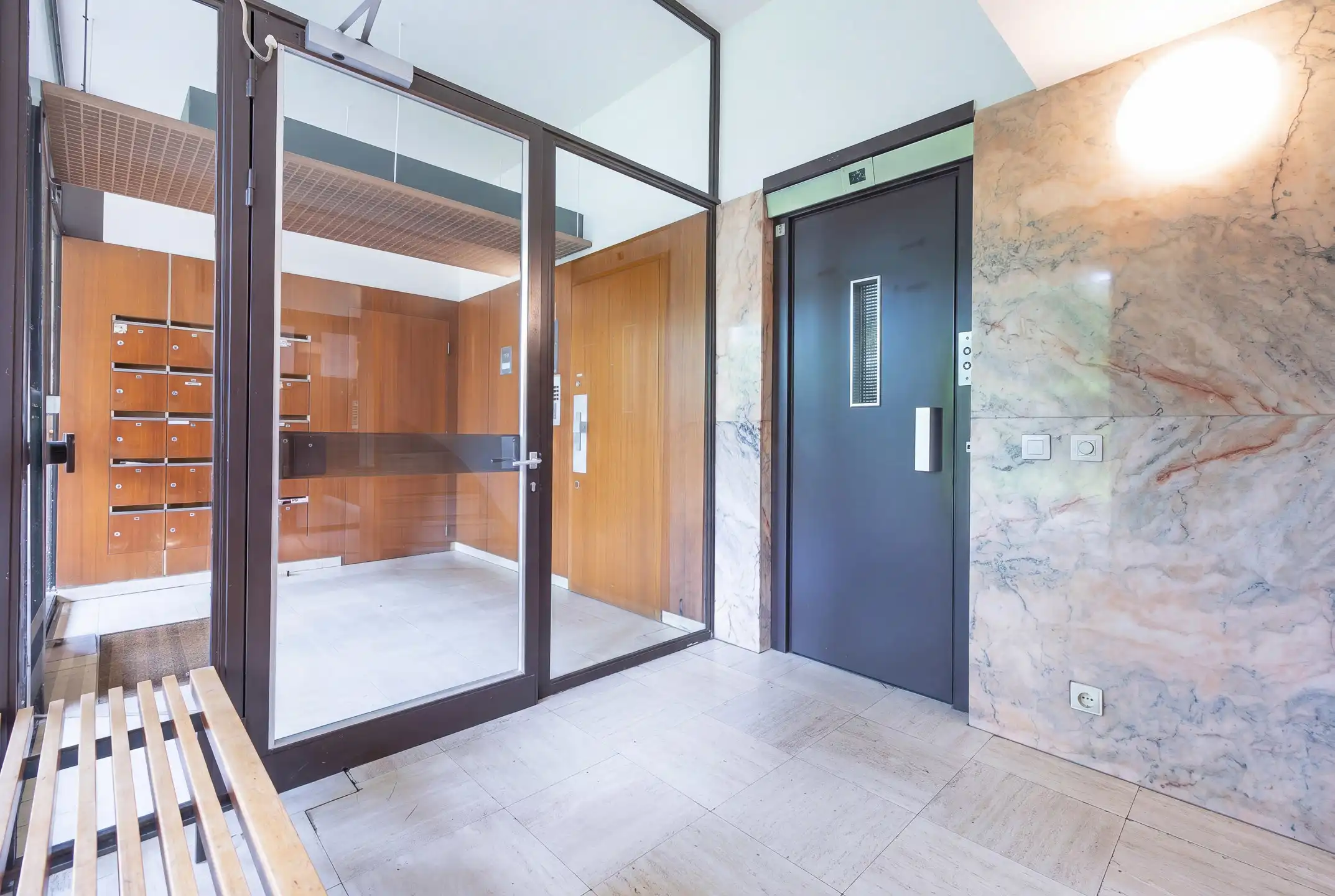 Prachtig gerenoveerd 2slpk appartement, parking en kelder foto 19