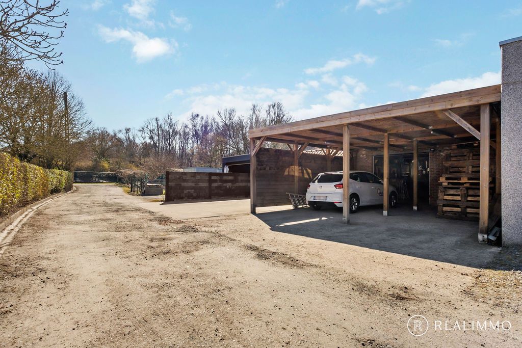 Instapklare woning met tuin, garage en carport foto 17