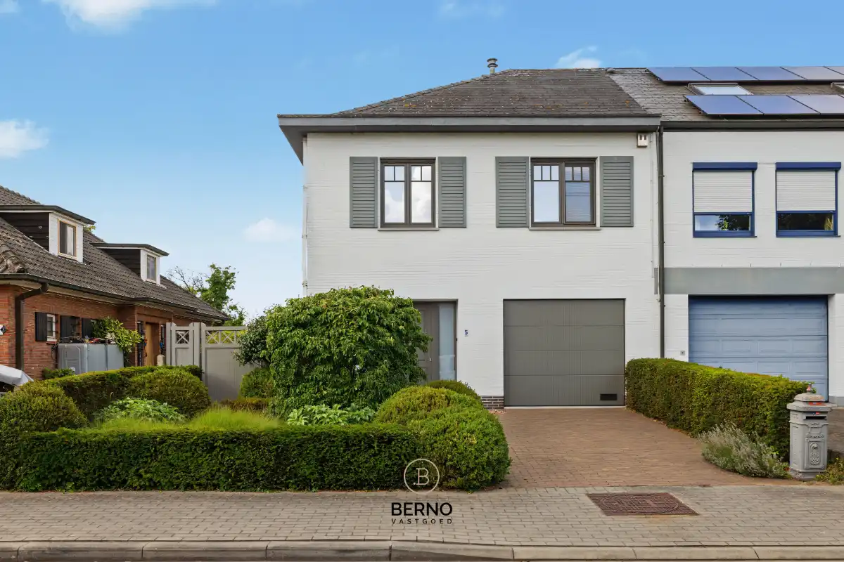 Statige en uiterst ruime halfopen bebouwing op toplocatie foto {{pictureIndex}}